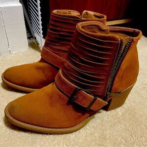 Qupid Size 5.5 Chunky Heeled Booties